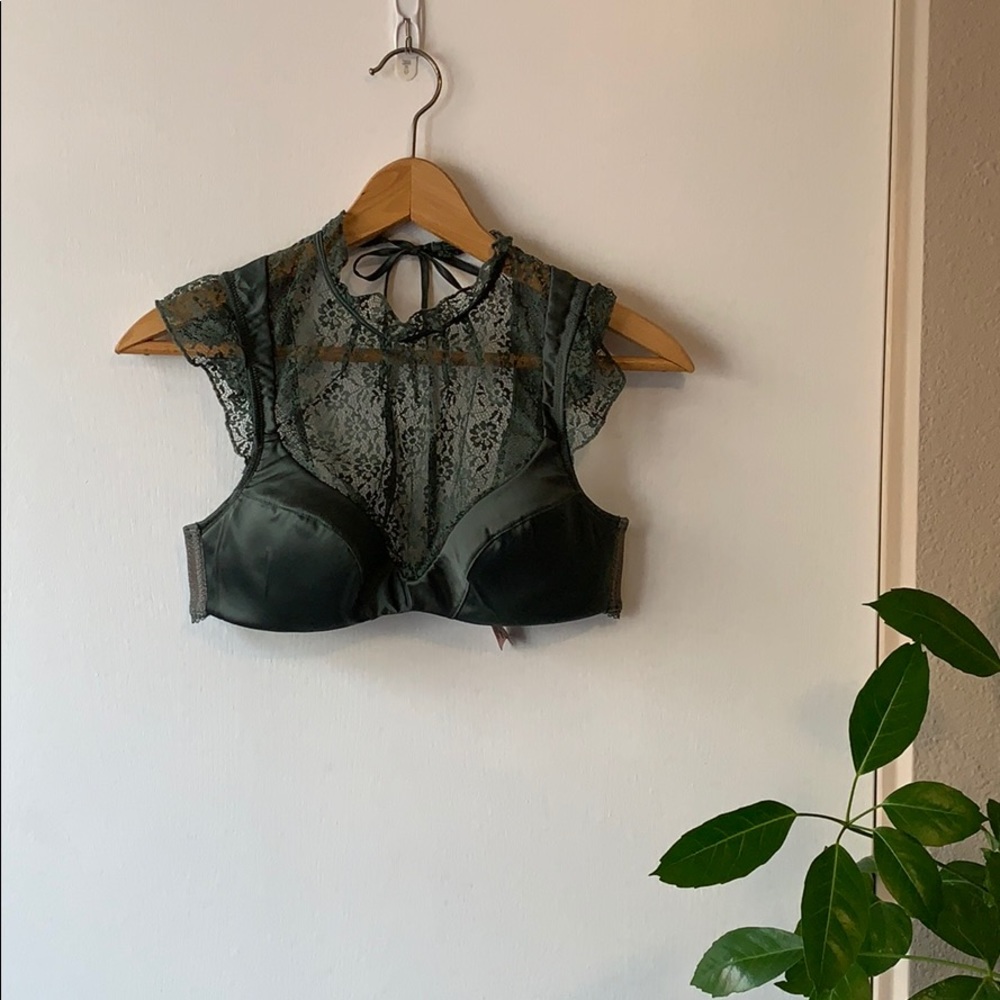 Like NEW High-Neck Lace Bra